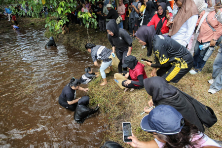 SEMANGATI PESERTA LOMBA MANGARUHI 