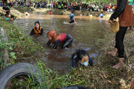 LOMBA MANGARUHI 