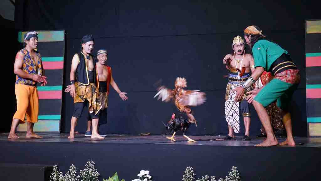 LAKON PANJI LARAS DAN AYAM JAGO