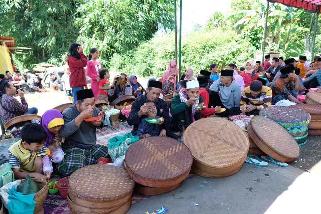 SANTAP BERSAMA DALAM TRADISI NYADRAN