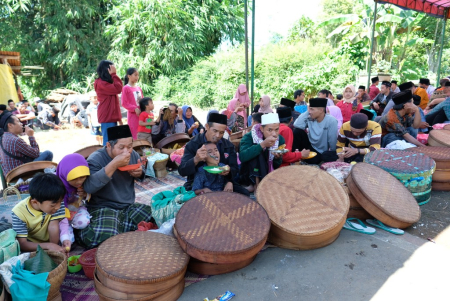 SANTAP BERSAMA DALAM TRADISI NYADRAN
