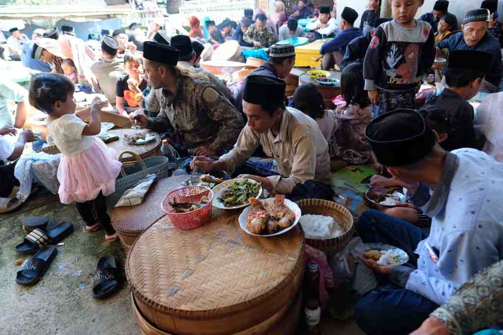 MAKAN BERSAMA SAAT NYADRAN