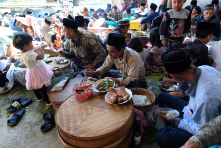 MAKAN BERSAMA SAAT NYADRAN