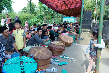 MENAWARKAN MAKANAN