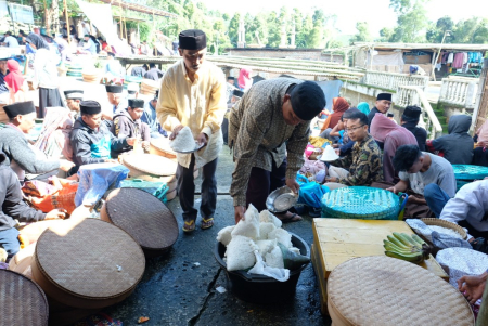 MENGUMPULKAN NASI TUMPENG