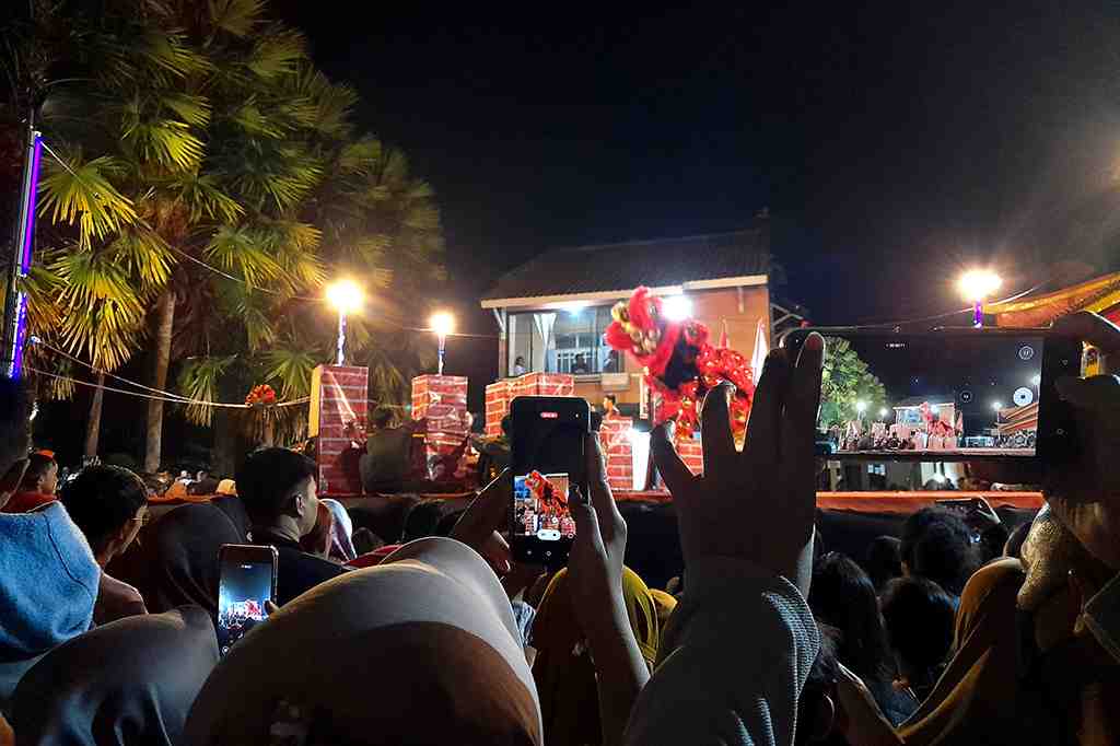 MEREKAM DENGAN PONSEL