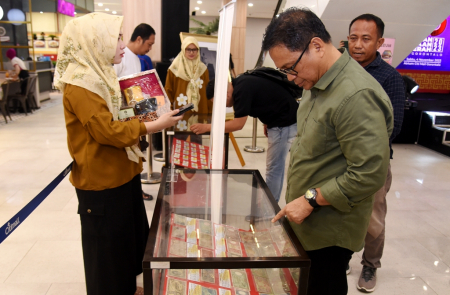 MELIHAT KOLEKSI UANG KERTAS