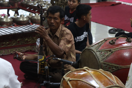 MEMAINKAN REBAB