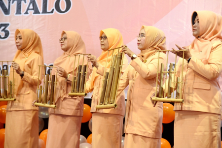 MEMAINKAN ANGKLUNG