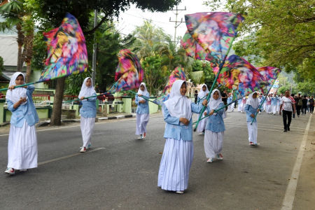 MEMAINKAN BENDERA DRUMBEN