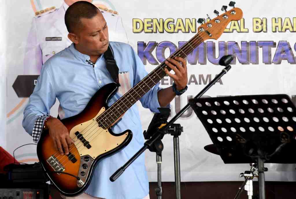 MEMAINKAN GITAR BAS