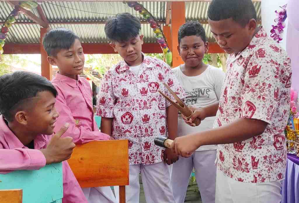 MEMAINKAN POLOPALO