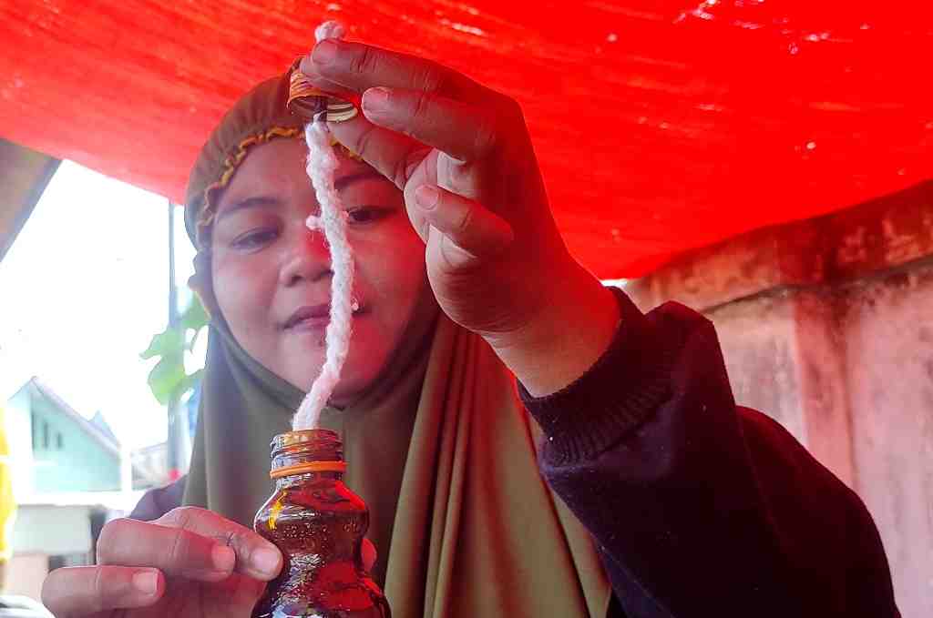MEMASUKKAN SUMBU LAMPU BOTOL