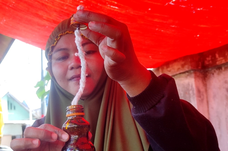 MEMASUKKAN SUMBU LAMPU BOTOL