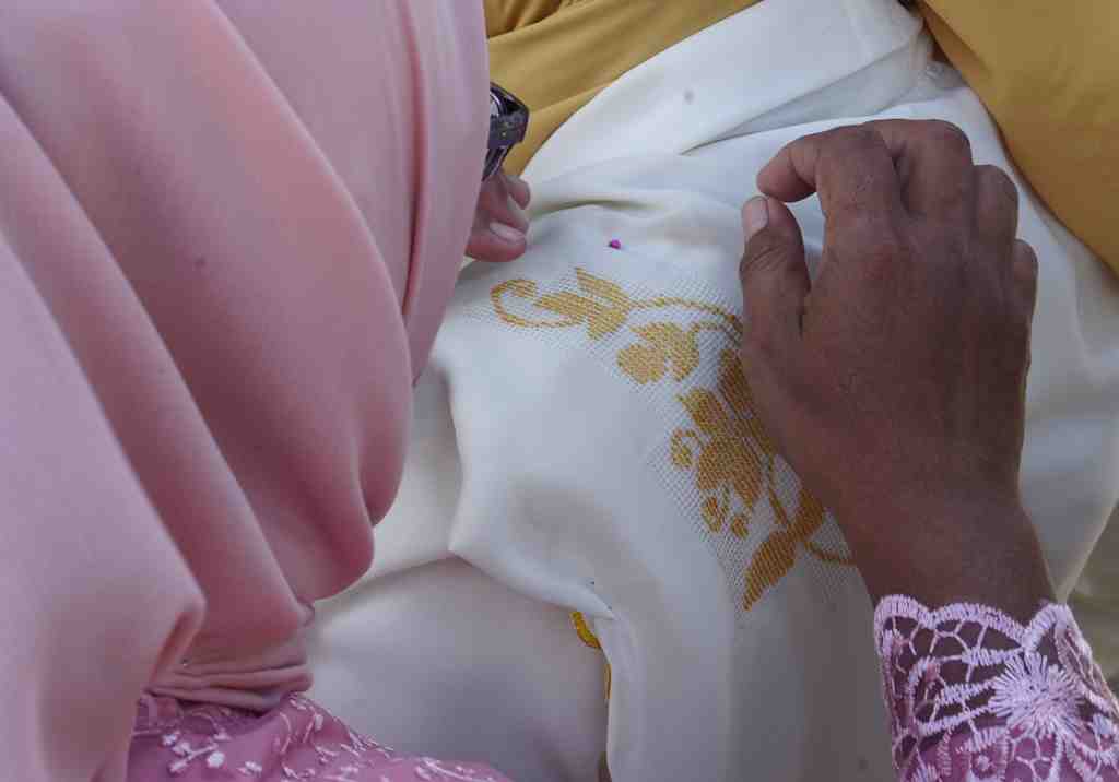 MENATA SELENDANG KEBAYA
