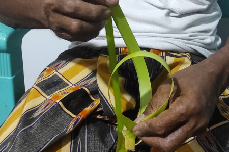 MENGANYAM WADAH KETUPAT