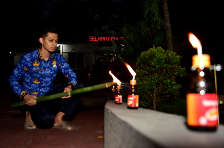 MENYALAKAN TOHE BUTULU