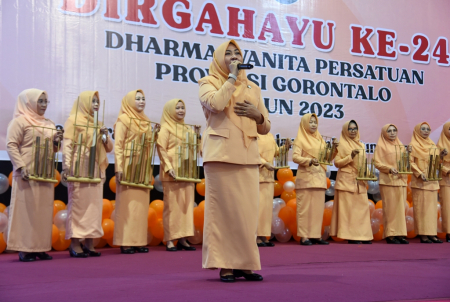 MENYANYIKAN LAGU DAERAH GORONTALO