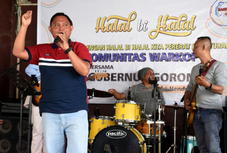 MENYANYIKAN LAGU RELIGI
