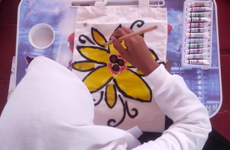 MEWARNAI MOTIF KARAWO