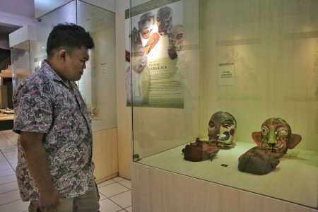 LIHAT SENI KRIA TOPENG SABABUKA 