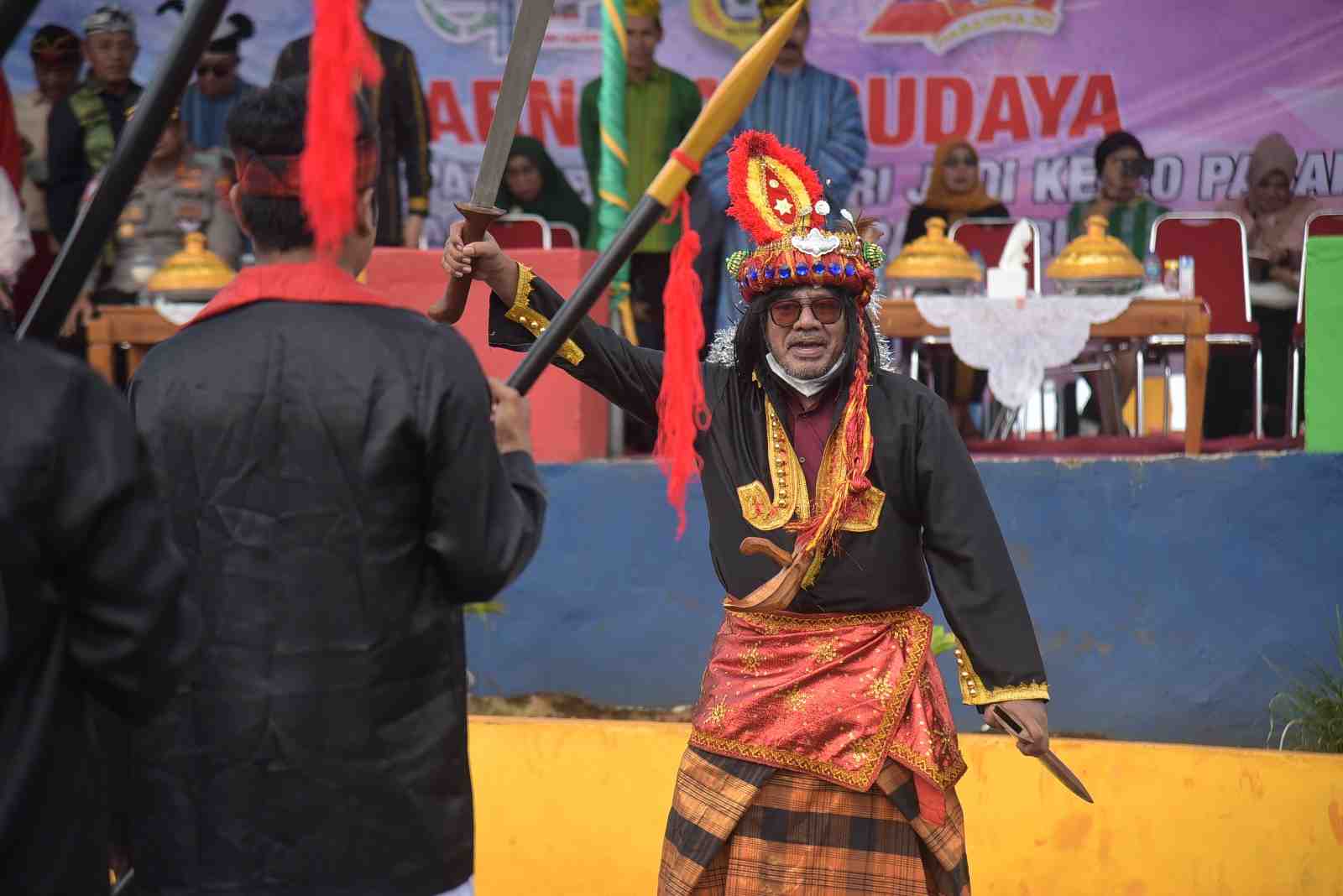 PAKAIAN PERANG DALAM KARNAVAL BUDAYA BUTON