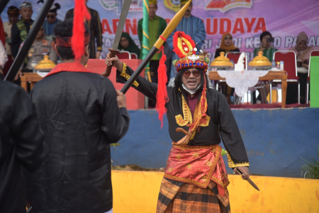 PAKAIAN PERANG DALAM KARNAVAL BUDAYA BUTON