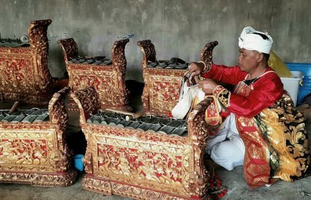 MENGENAKAN BUSANA TARI