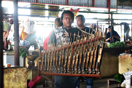 PENGAMEN di PASAR TRADISIONAL BLORA