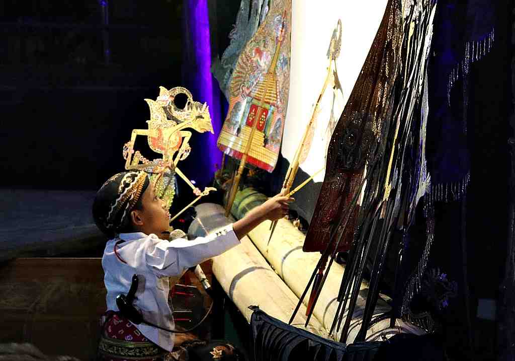 PERTUNJUKAN WAYANG KULIT DALANG ANAK BLORA