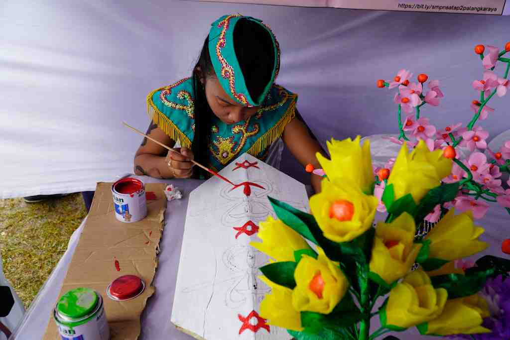 MEWARNAI TALAWANG