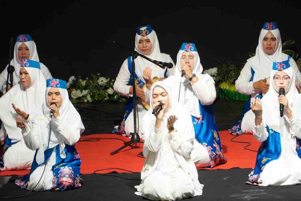 MELANTUNKAN SHALAWAT NABI