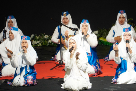MELANTUNKAN SHALAWAT NABI