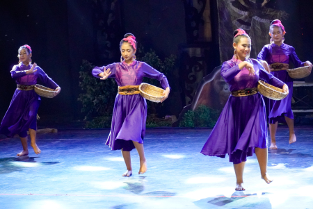 TARI MANYAUK LAUK