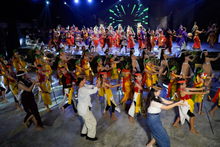 TAMPILKAN TARIAN KREASI DAERAH 