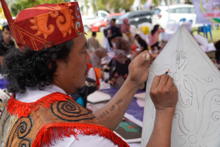 GAMBAR SKETSA ORNAMEN DAYAK