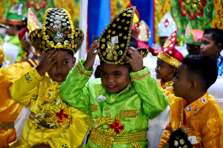 PAKAI TOPI MAKUTA
