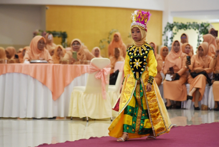 PAKAIAN ADAT PEREMPUAN GORONTALO