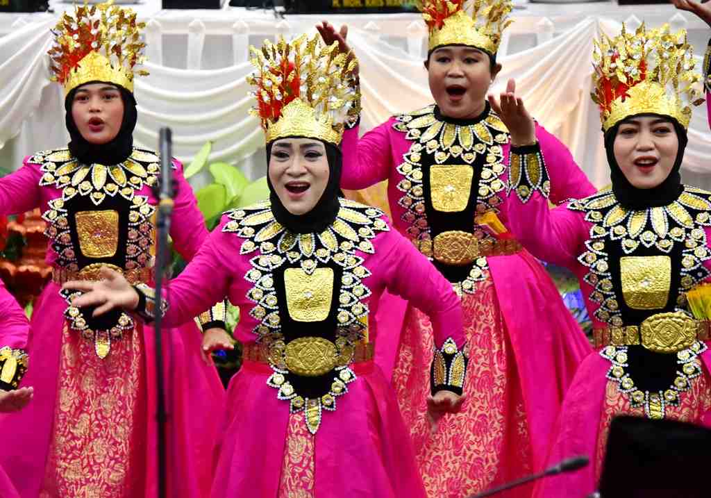 PAKAIAN ADAT WOLIMOMO