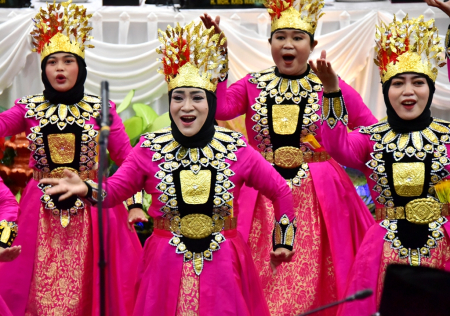 PAKAIAN ADAT WOLIMOMO