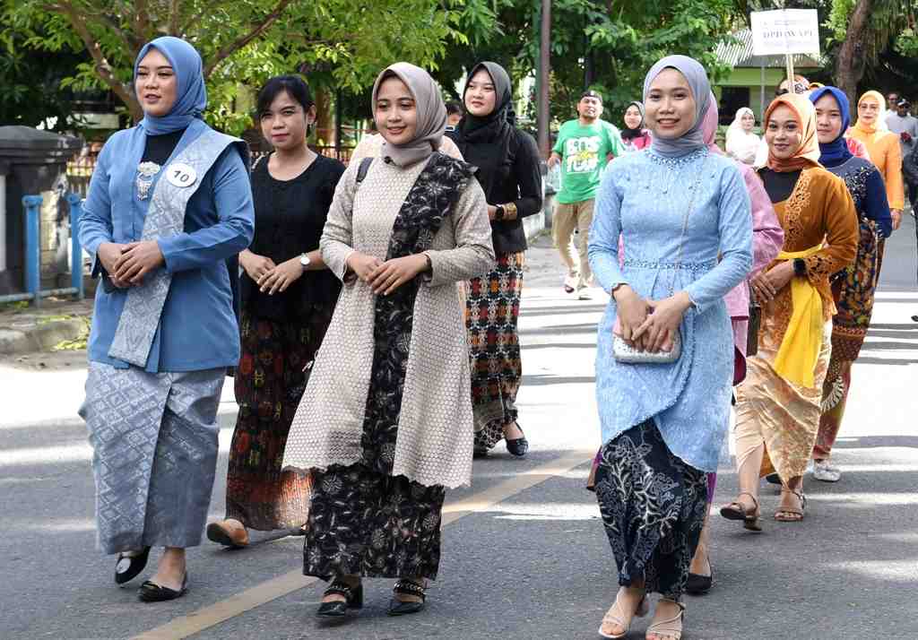PARADE KEBAYA PERSIT KODIM 1304