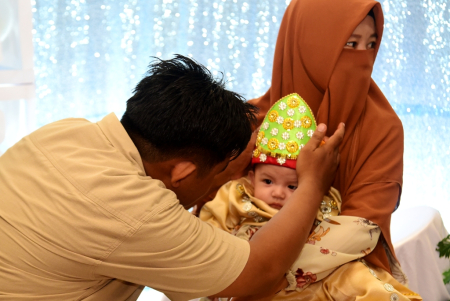 PASANG TOPI ADAT