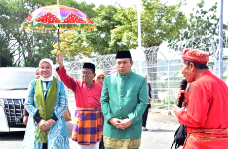PENYAMBUTAN ADAT MENAKER