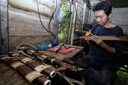 PERAJIN MANDAU DAYAK DI PALANGKA RAYA