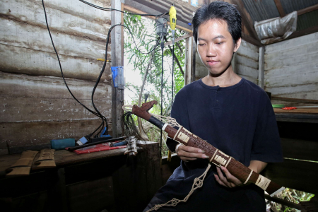 TUNJUKKAN MANDAU DAYAK