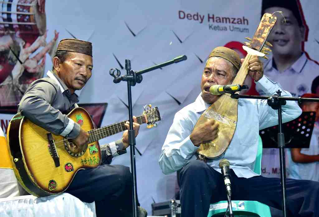 PERPADUAN ALAT MUSIK PETIK
