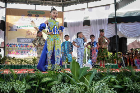 PERAGAAN BUSANA BENANG BINTIK 