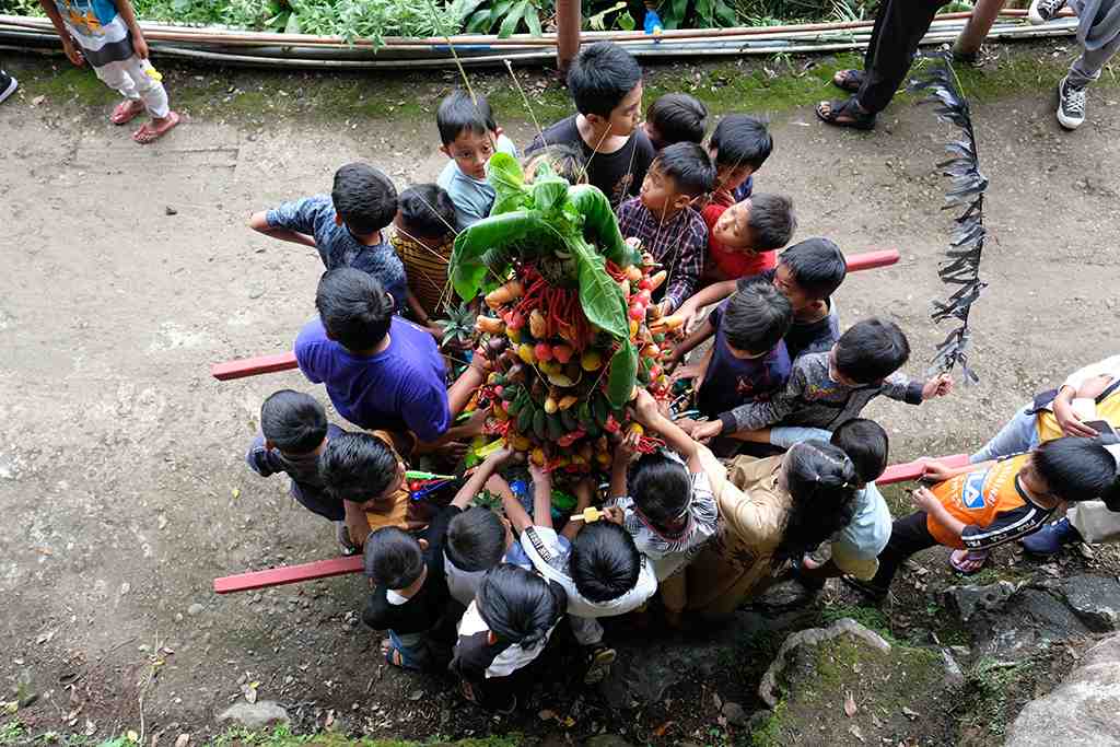 MENGELILINGI GUNUNGAN HASIL BUMI