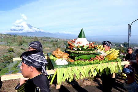 TUMPENG DAN GUNUNG SINDORO