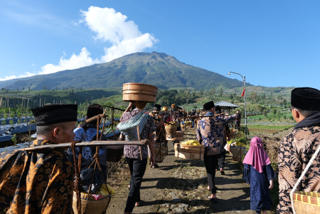 MEMBAWA TENONG KE KAKI GUNUNG